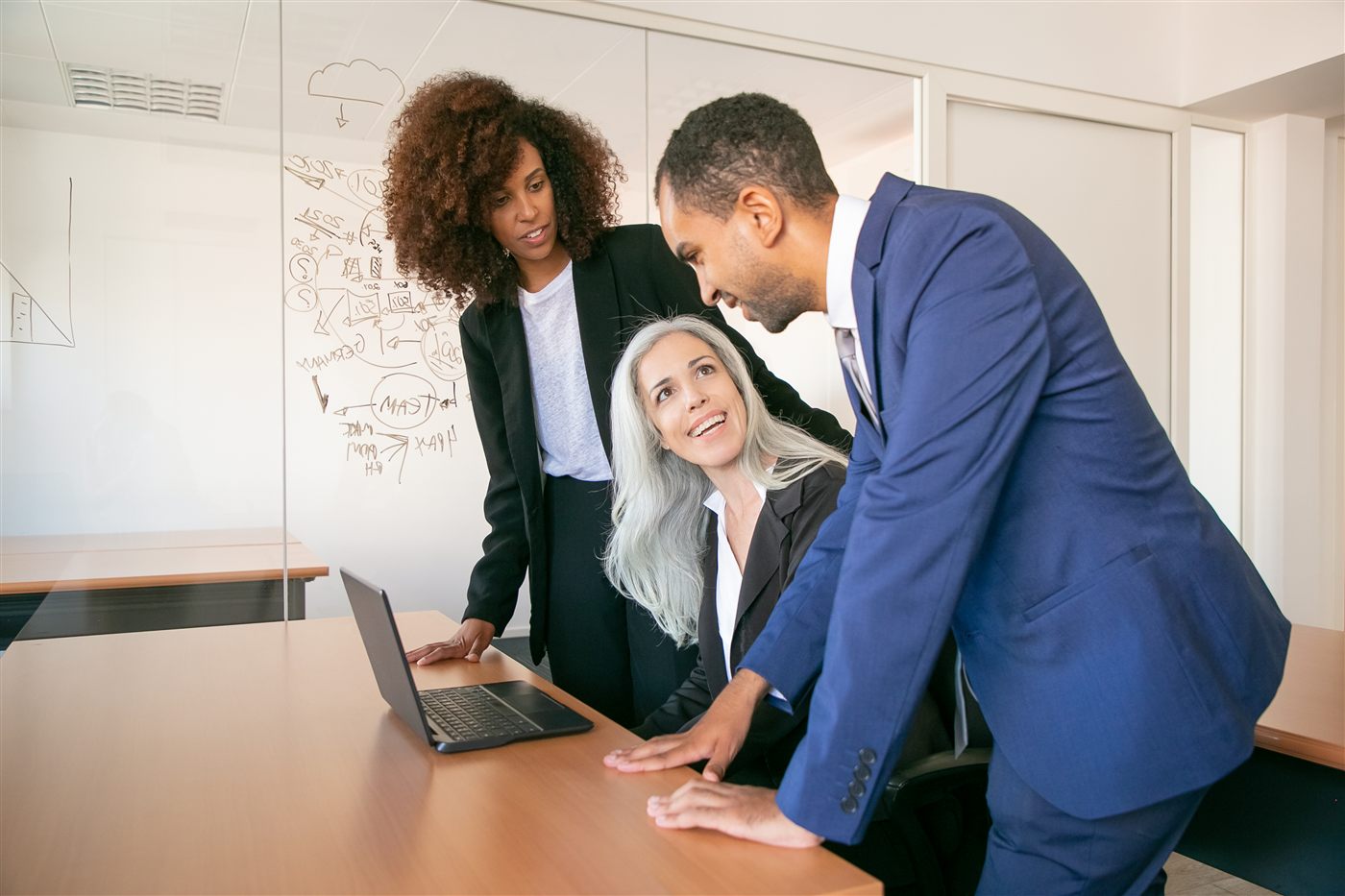 Executivos de diferentes idades e origens discutindo um projeto