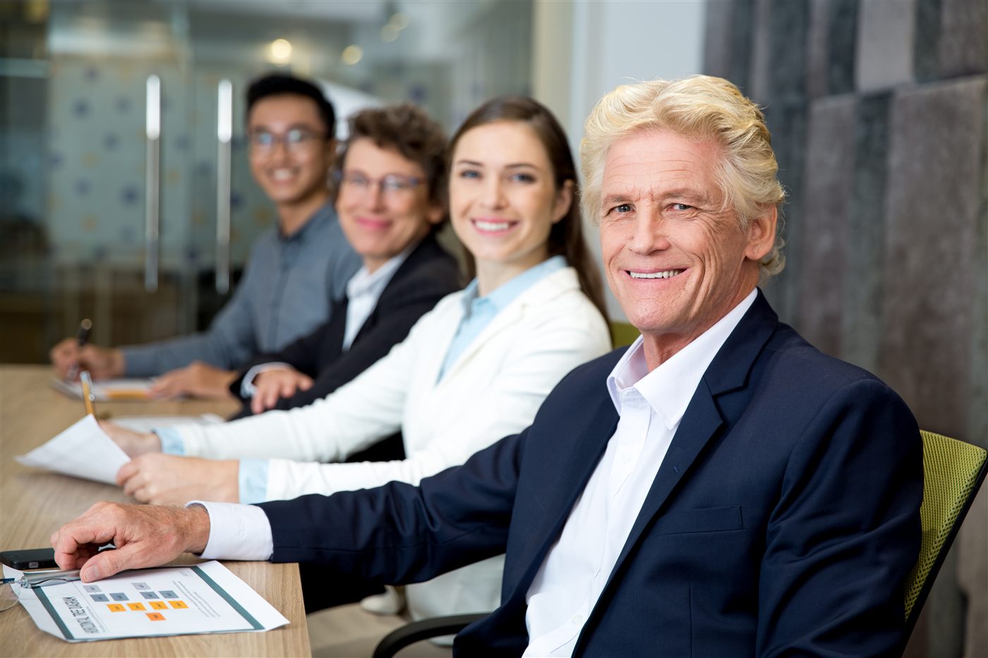Líder sênior em reunião de desenvolvimento com sua equipe